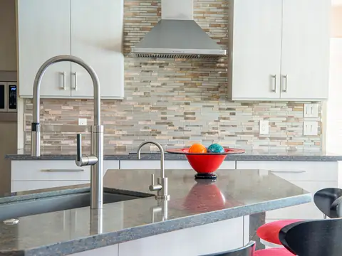 A kitchen island with a pull-down tap and a drinking-water tap